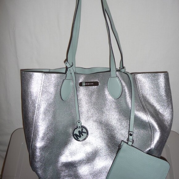 Michael Kors Turquoise/Robin Blue Reversible Purse Handbag (Hobo Style) w/Clutch - Picture 5 of 9